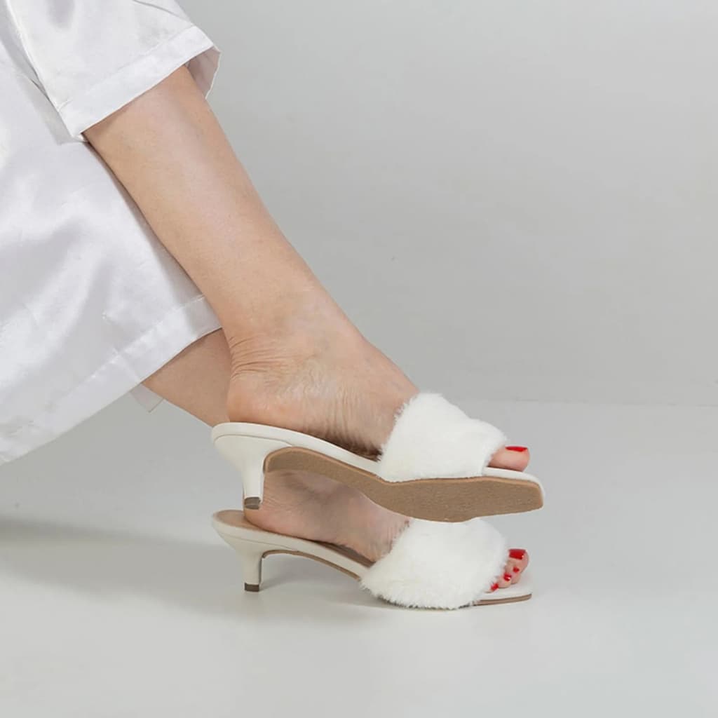 Sandália Mule Feminino Salto Baixo Kitten Pelúcia Off White Homewear do Making Off e Lua de Mel