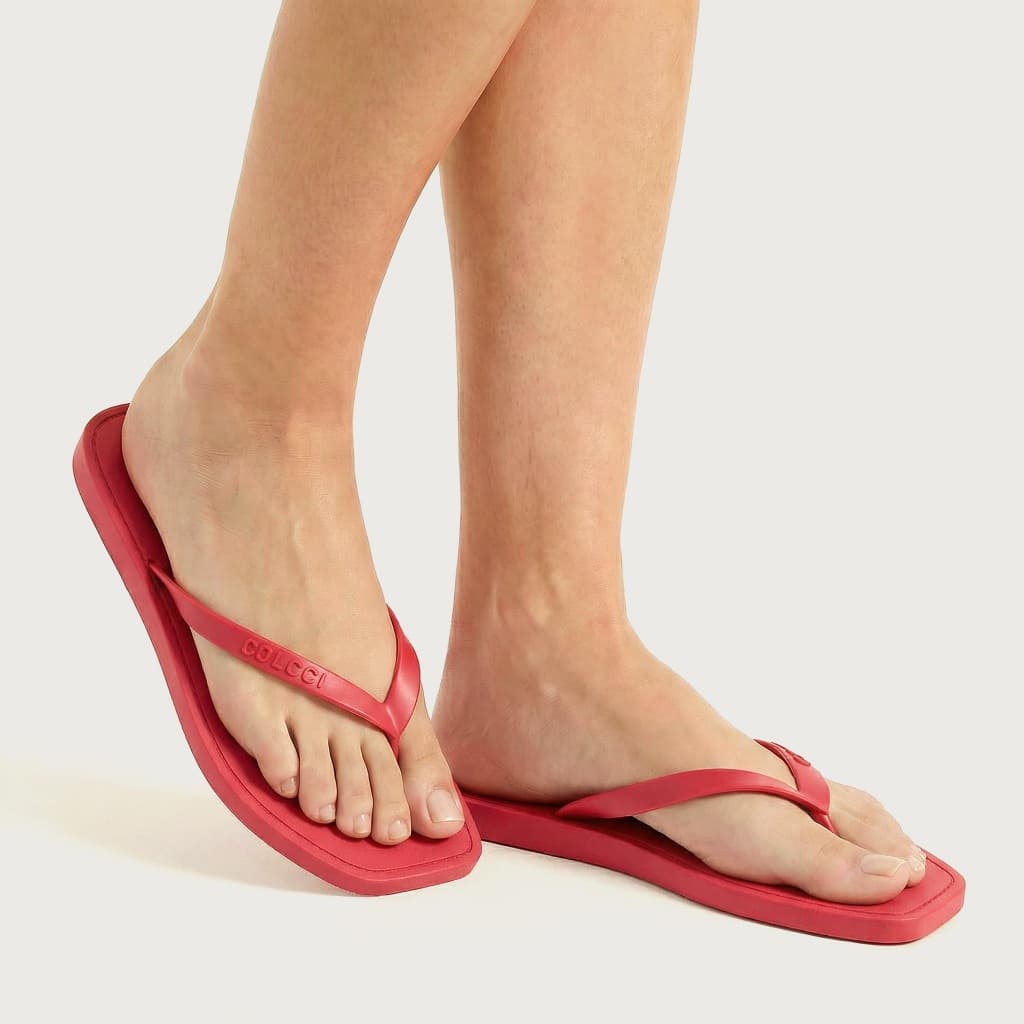Chinelo feminino vermelho Colcci com design minimalista e bico quadrado