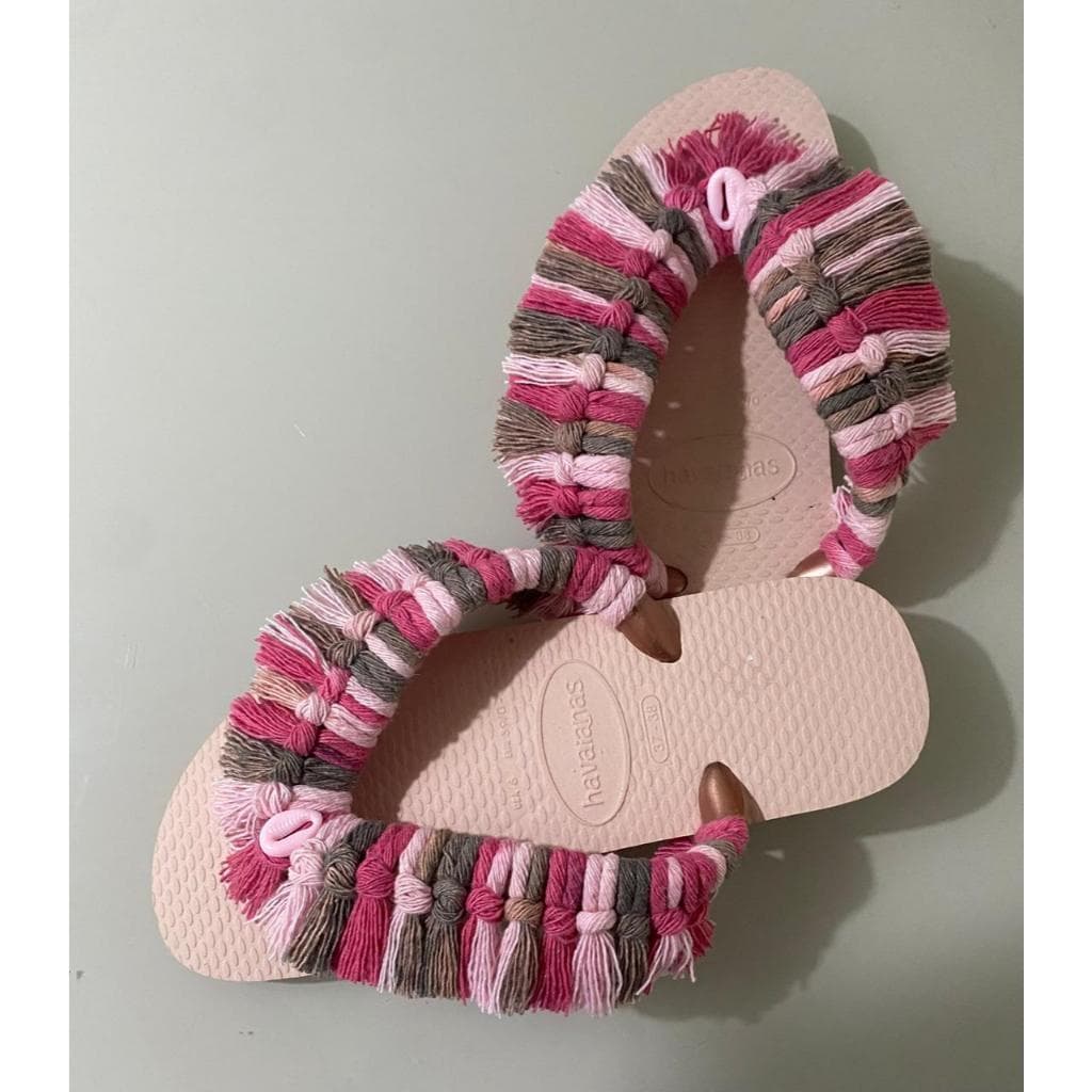 Chinelos Havaianas customizados com franjas coloridas rosa e cinza