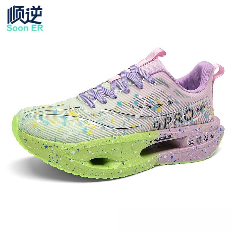 Tênis de corrida fluorescente verde e roxo com sola verde e design artístico multicolorido