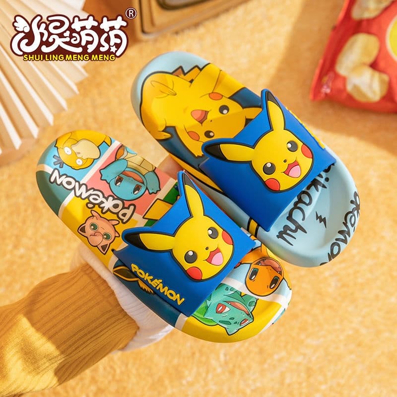 Chinelos infantis com estampa de Pokémon, incluindo Pikachu, em azul e amarelo.