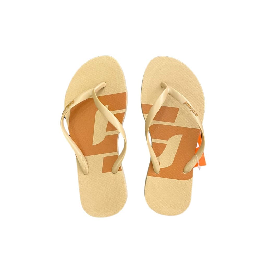 Chinelos femininos Colcci Correia Fina Timeless, bege e laranja, com design minimalista.