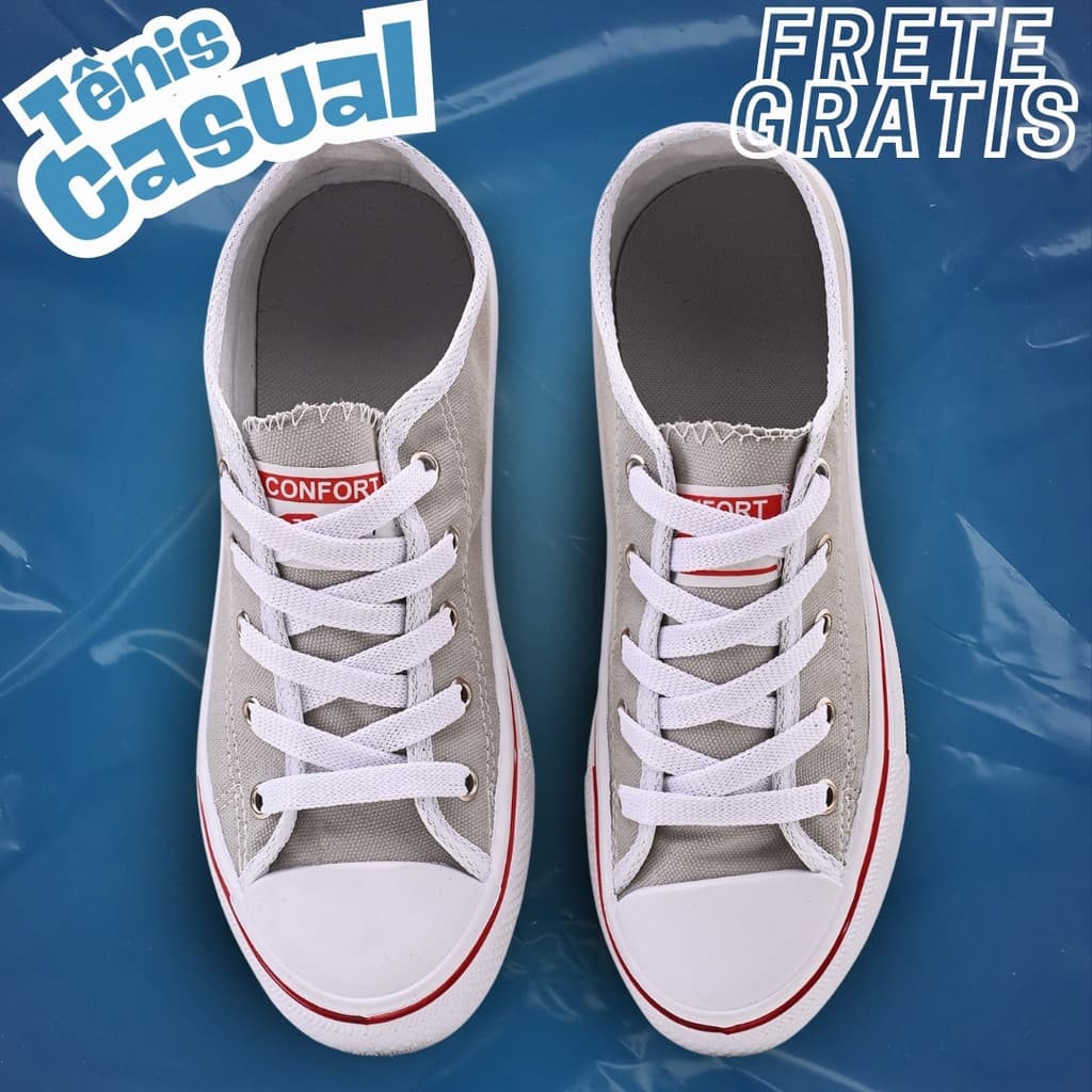 Tênis casual cinza e branco com detalhes vermelhos e etiquetas, em fundo azul com plástico transparente