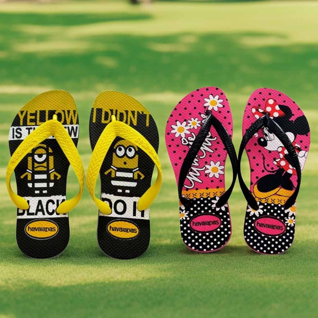 Quatro chinelos infantis com personagens dos Minions e Minnie Mouse sobre fundo verde