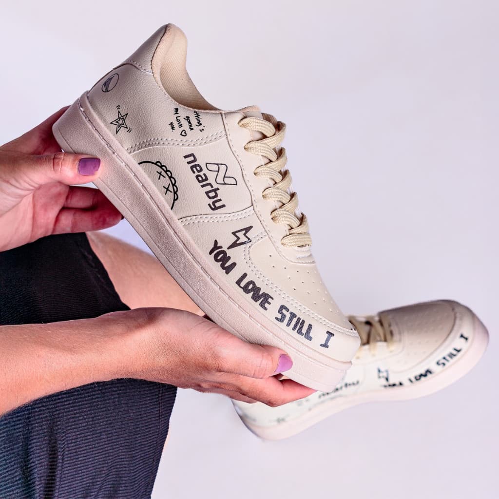 Tênis branco com estampas pretas YOU LOVE STILL I