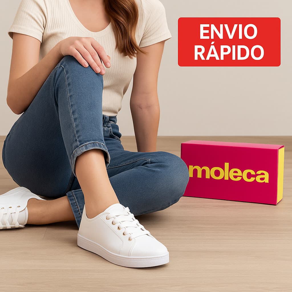 Mulher usando tênis branco moleca com caixa de envio rápido ao lado