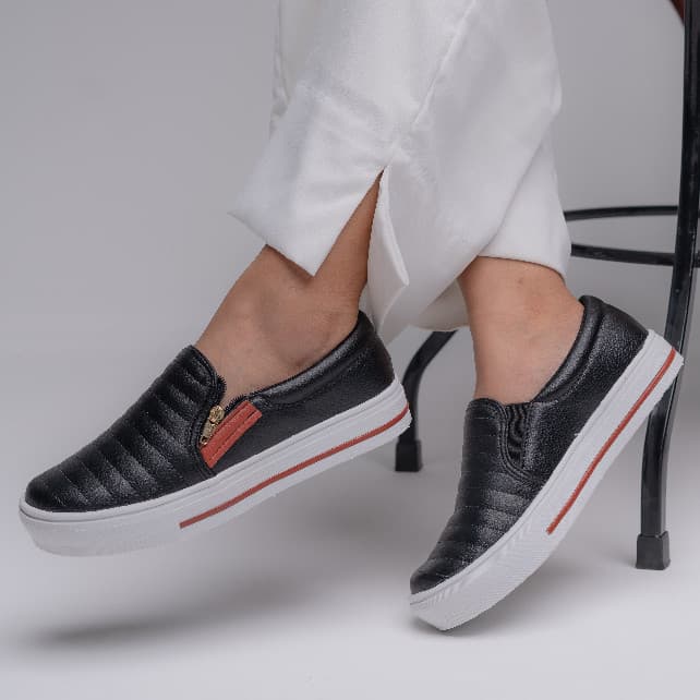 Tênis feminino preto com zíper slip-on, sola branca com detalhes vermelhos