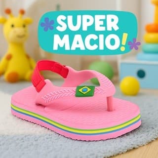 Sandália infantil rosa com tiras vermelhas e emblema da bandeira do Brasil, sobre tapete cinza.