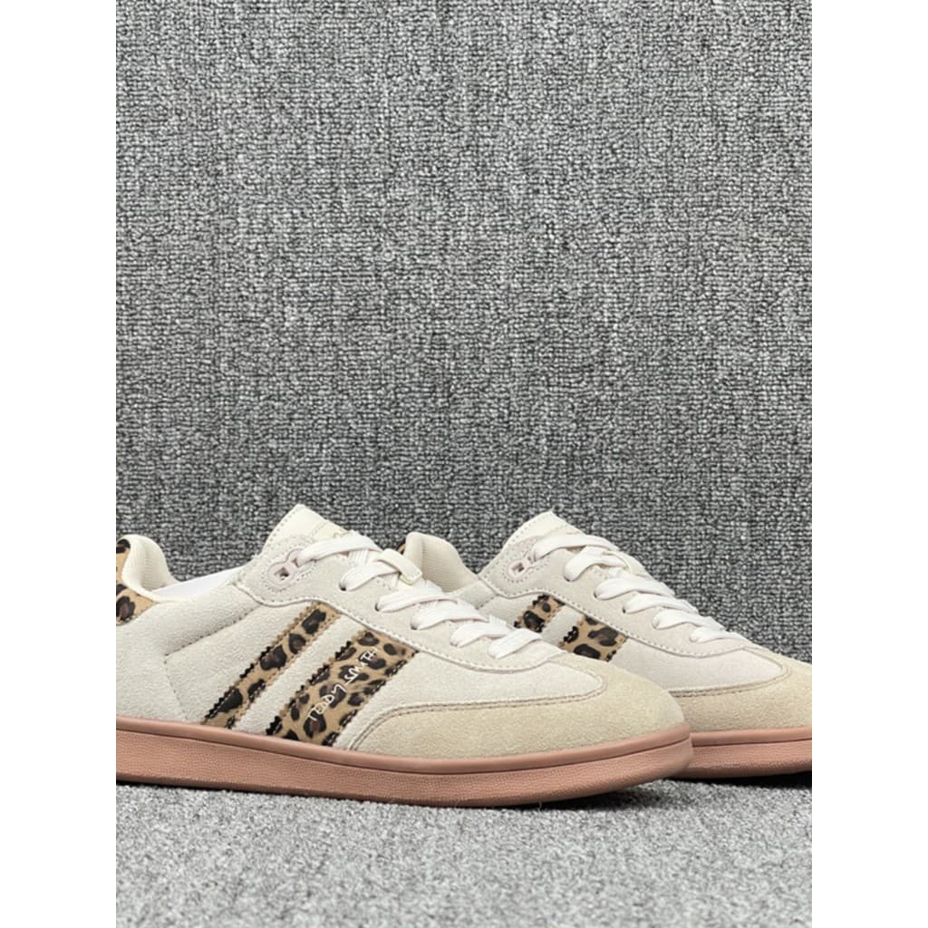 Tênis feminino branco com estampa de leopardo e sola marrom