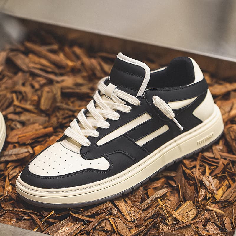 Tênis masculino de couro preto e branco casual mid-top sobre madeira rústica