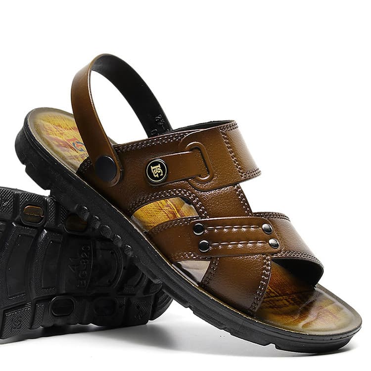 Sandálias masculinas marrons com sola preta e detalhes em couro