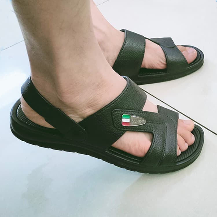 Sandália masculina preta com sola de borracha e emblema italiano