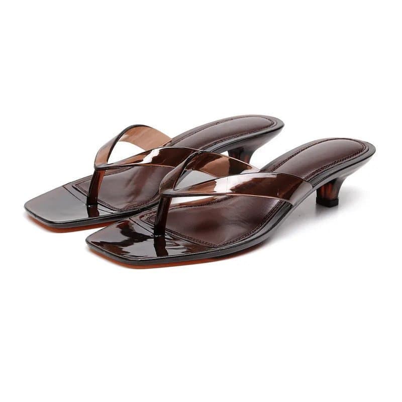 Sandálias elegantes de salto baixo marrom para mulheres com design quadrado transparente