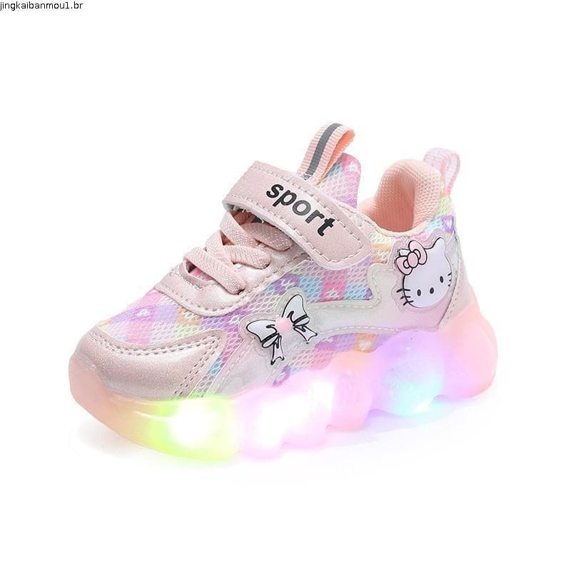 Tênis infantil rosa com leds e desenho de Hello Kitty, palavra 'sport' na lateral