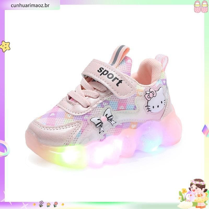 Tênis infantil com luzes LED e estampa de Hello Kitty, cor predominante rosa