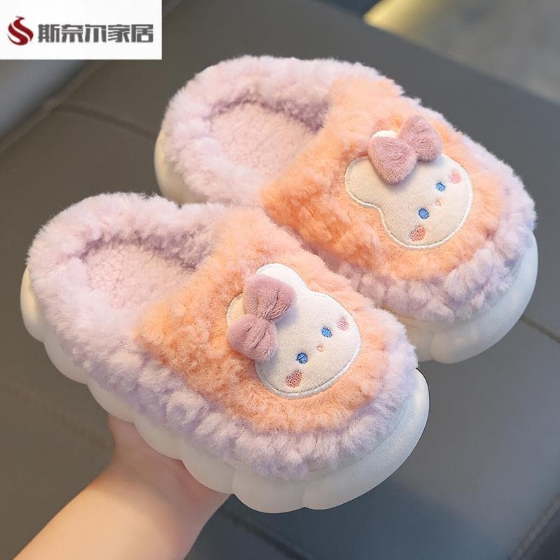 Chinelos infantis de inverno rosa e branco com personagem