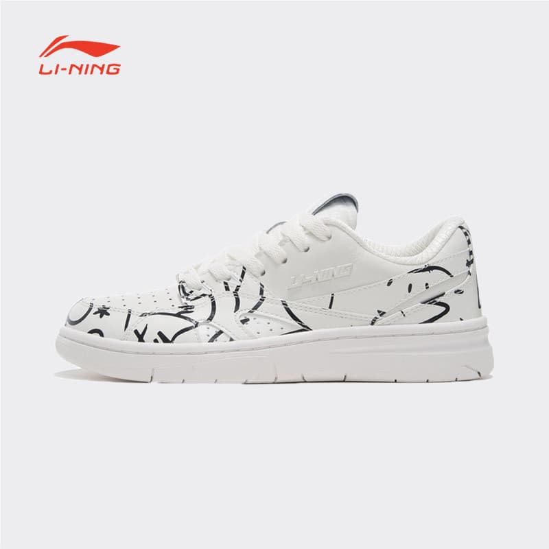 Tênis branco Li-Ning com arte gráfica preta, solado grosso e cadarços brancos.