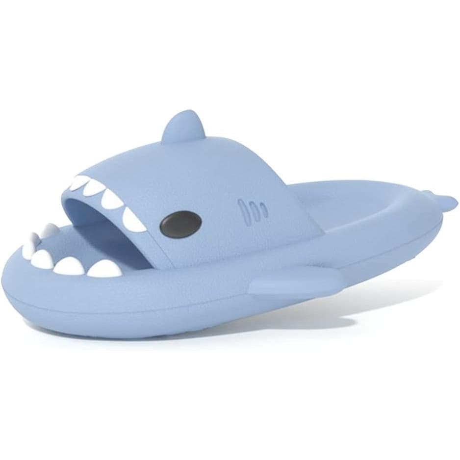 Chinelo azul em forma de tubarão com dentes brancos, ideal para mulheres e homens