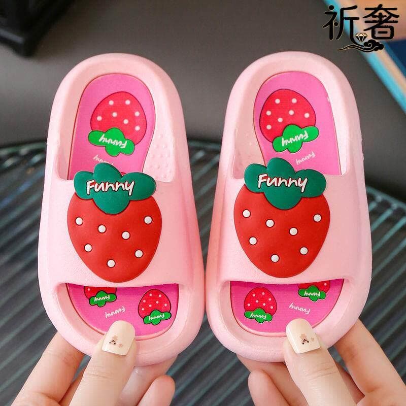 Chinelo antiderrapante infantil com estampa de morango rosa e verde