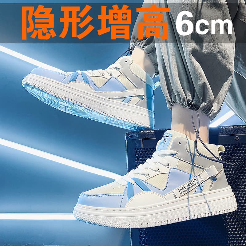 Tênis masculino branco e azul com sola branca, combinação de branco e azul na parte superior, texto '6cm' visível, fundo azul com luzes brancas.