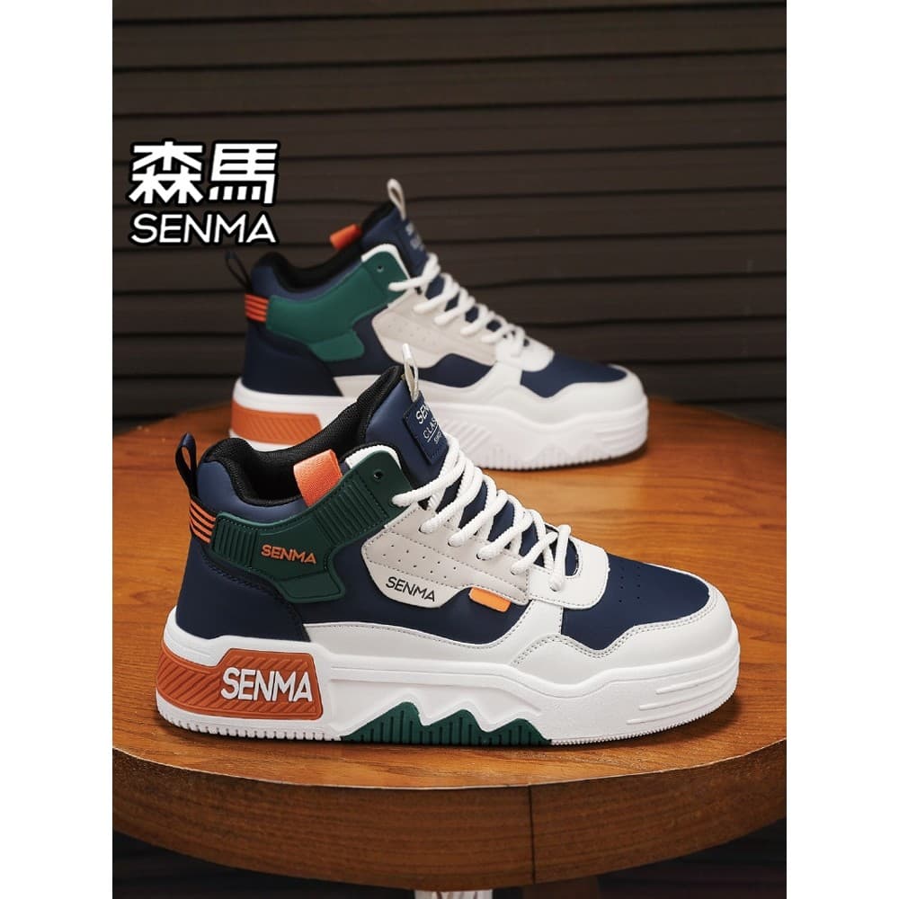 Tênis masculino SENMÁ branco e azul com cano alto em mesa de madeira