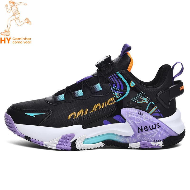 Tênis esportivo preto com detalhes vibrantes, ideal para basquete e corrida.