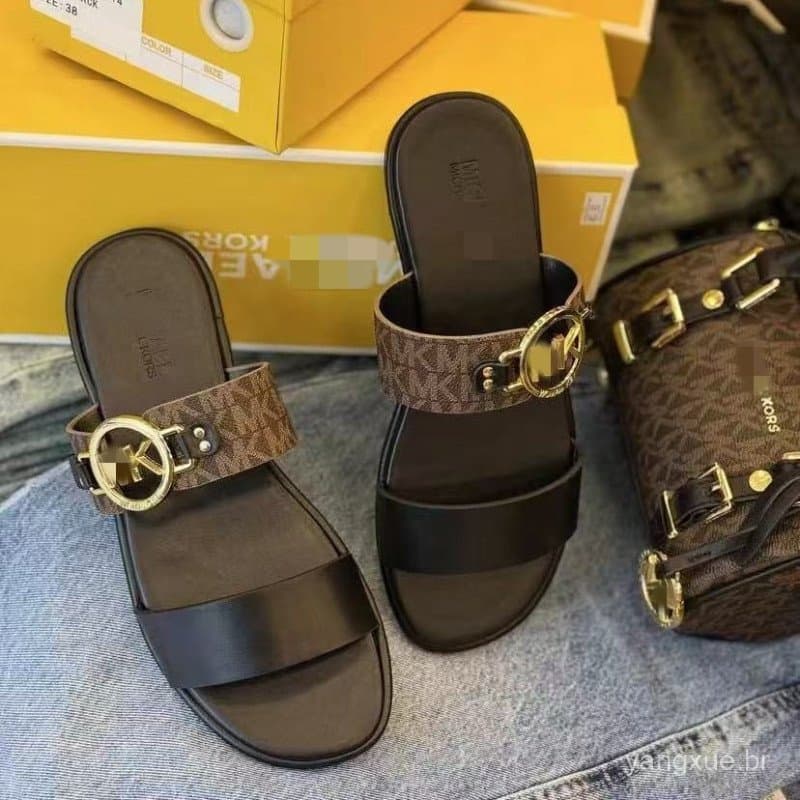 Chinelos femininos elegantes com tira única, padrão de letras e fivela de metal, com monograma 'K' e caixas de sapatos.