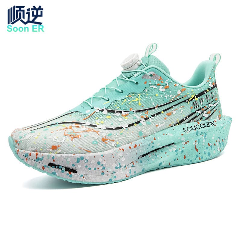 Tênis de corrida multicolorido com design abstrato e detalhes em ciano, branco e preto.
