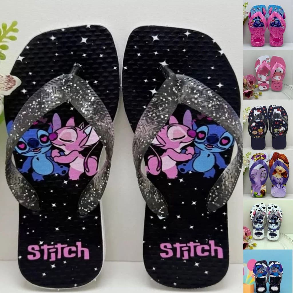 Sandálias infantis com estampa de Lilo e Stitch, preto com glitter prateado, texto 'Stitch' em rosa