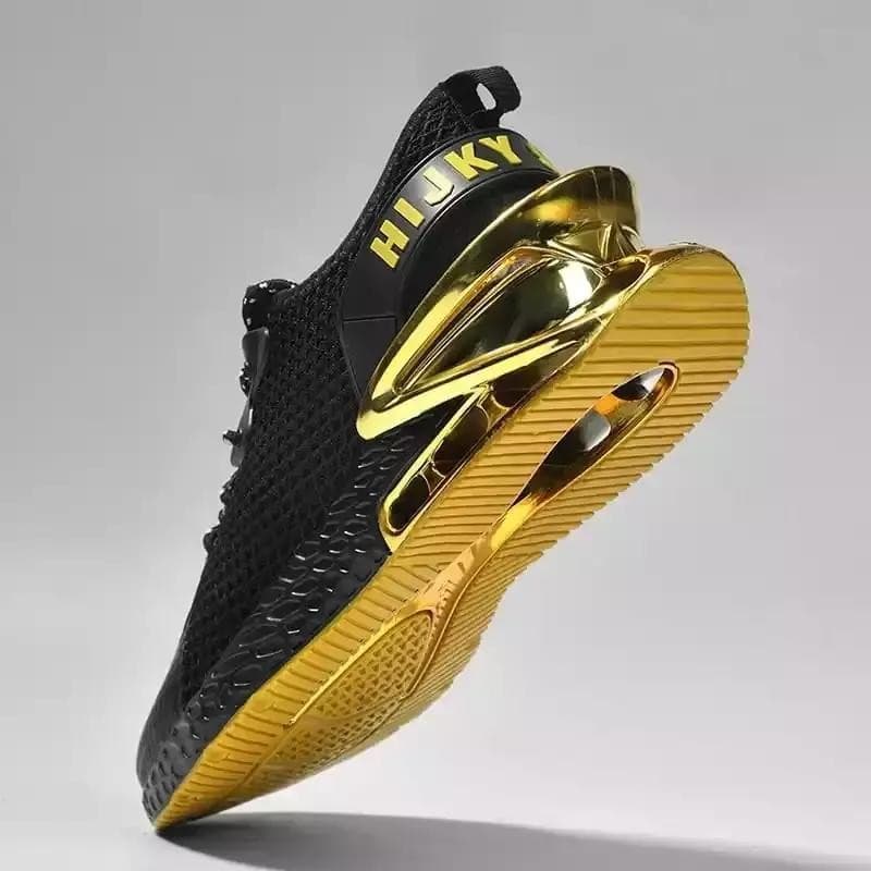 Tênis de corrida preto e dourado com design inovador e sola amarela brilhante.