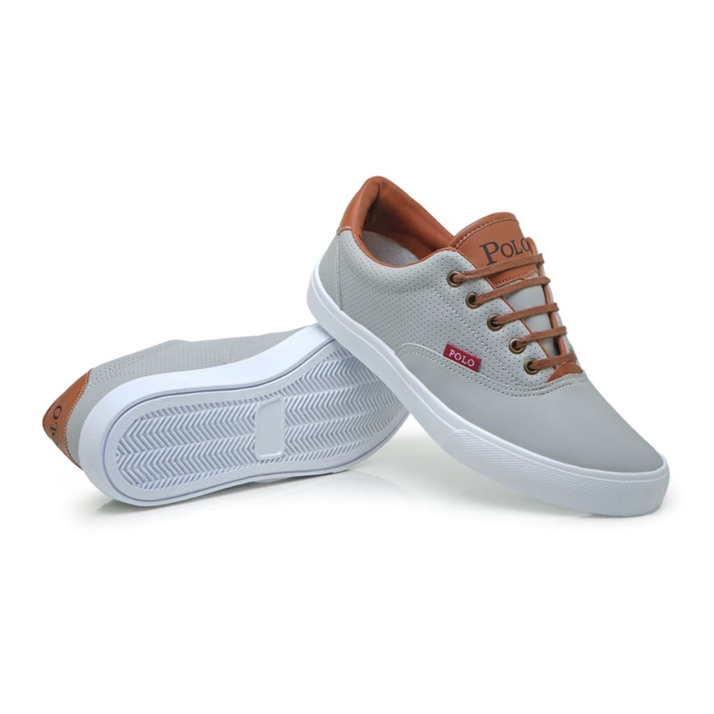 Tênis Masculino Casual Polo Boxster, cinza com sola branca e detalhes em couro marrom.