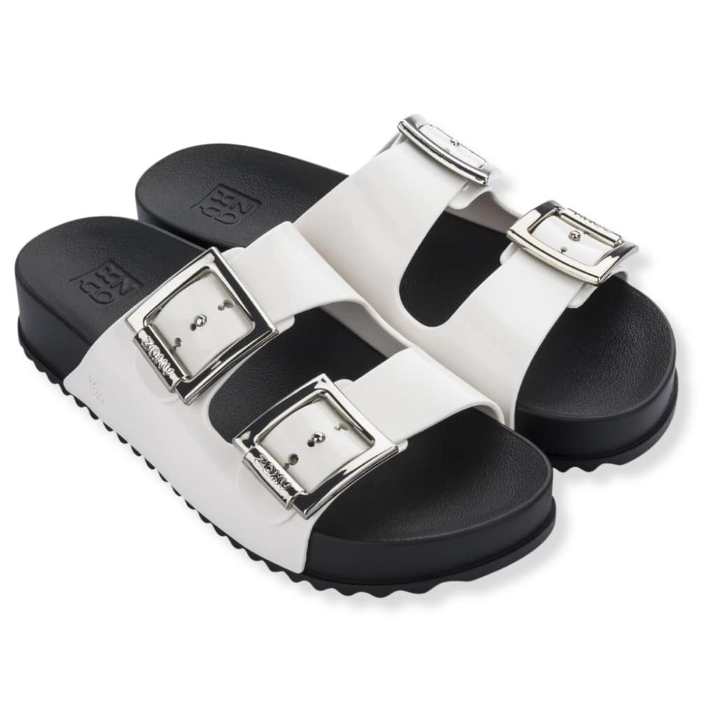 Chinelo Zaxy estilo Melissa, branco com detalhes pretos e fivelas prateadas.