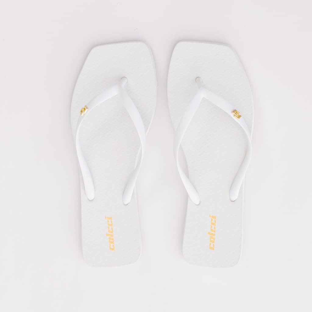 Chinelo feminino branco com detalhes dourados da marca Colcci