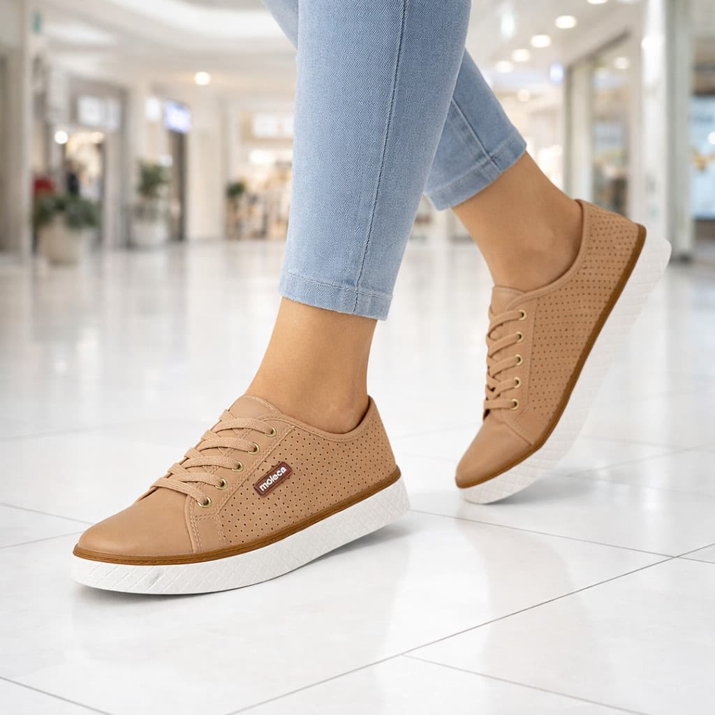 Tênis Feminino Casual Moleca Micro Furinhos, cor bege, sola branca, usado por mulher em shopping.