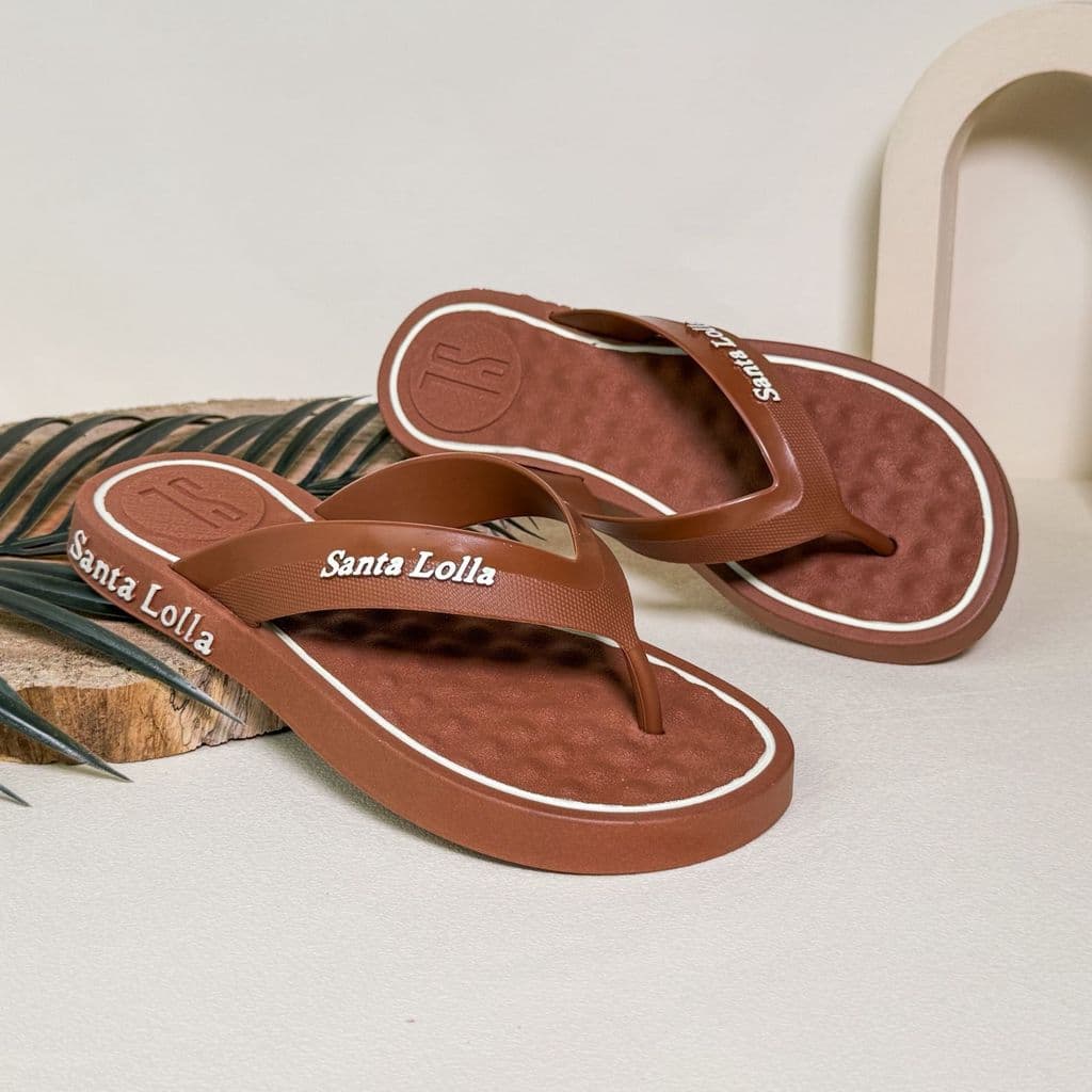 Chinelos flip-flops Santa Lolla em couro sintético marrom com bordas brancas