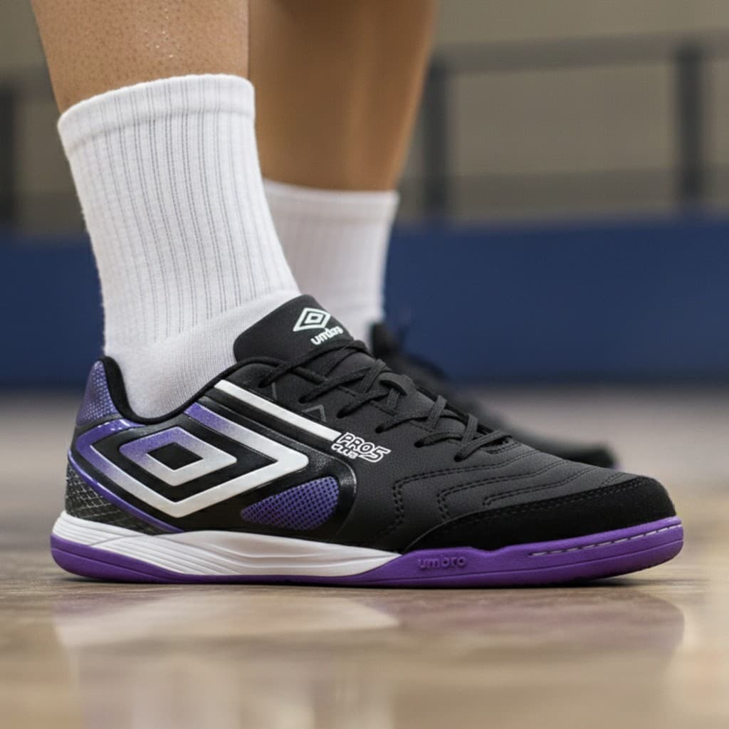 Chuteira de Futsal Umbro Pro 5 Bump Club Billy, preto e roxo, com detalhes em branco.