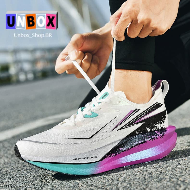 Tênis de corrida branco com detalhes em turquesa e rosa, ideal para maratonas e longas corridas