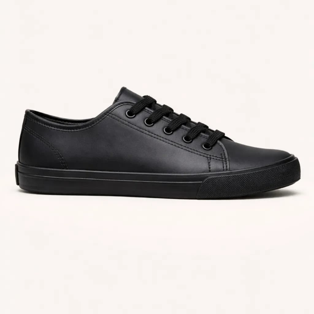 Tênis feminino casual preto, couro sintético, cadarço preto, sola preta, ângulo frontal, fundo branco