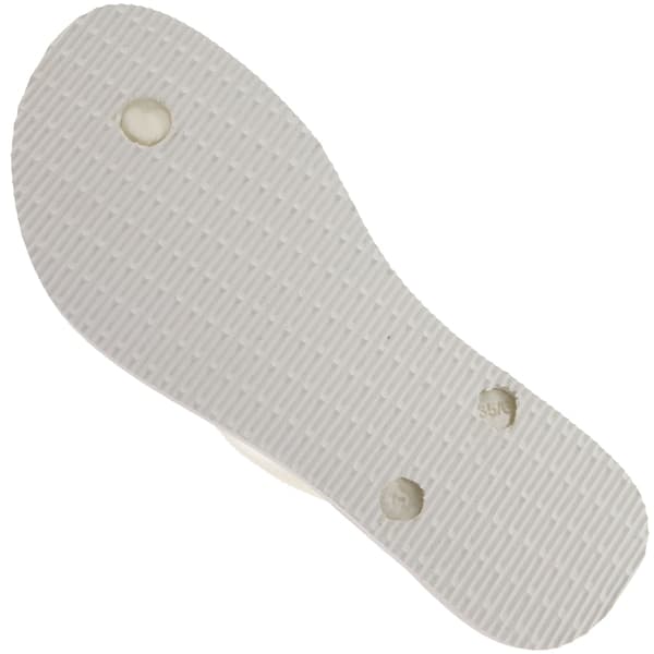 Sola branca do chinelo Havaianas Slim feminino, com furos de ventilação.
