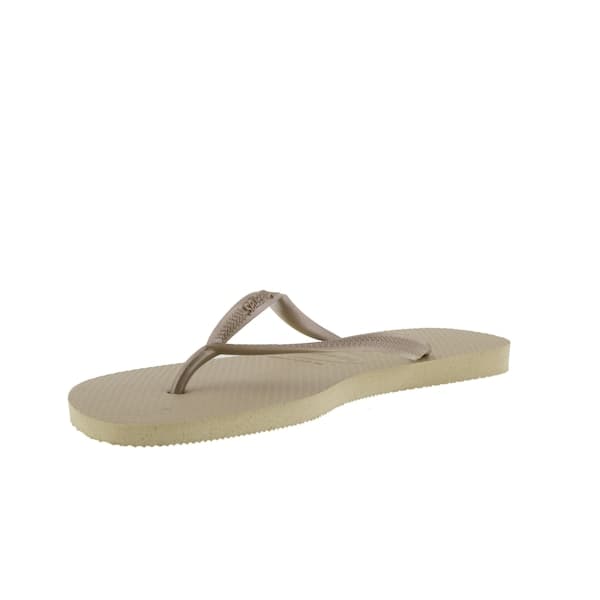 Sandália Havaianas Slim Bege, ideal para uso casual, com design fino e confortável.