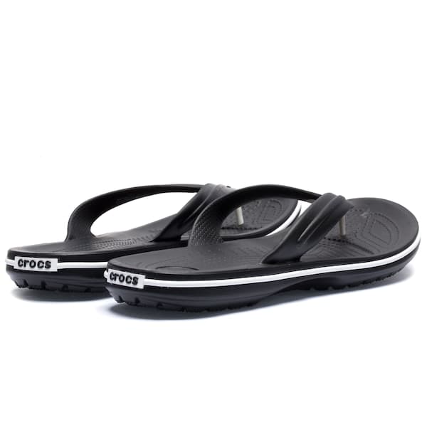 Chinelo Crocs Crocband Flip preto unissex com tiras e logo branco.