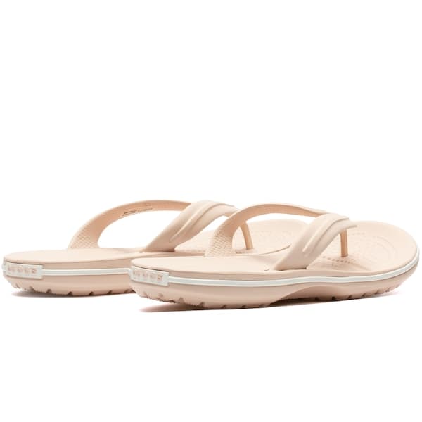 Chinelo Crocs Crocband Flip bege com tiras e logotipo, confortável para uso casual.