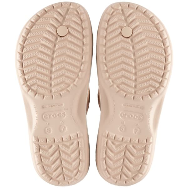 Sola do Chinelo Crocs Crocband Flip bege com padrão de tração e marca Crocs visível.