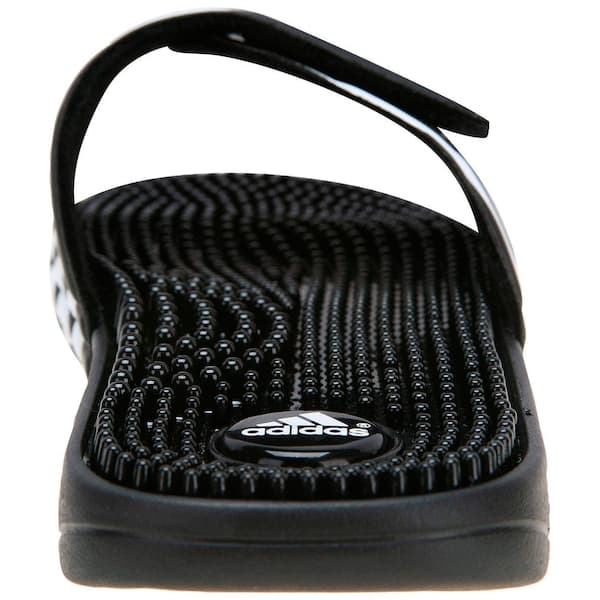 Detalhe da sola massageadora da sandália Adidas Adissage Slide Masculino, preta.