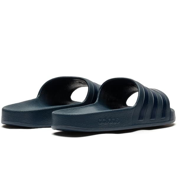 Adidas Adilette Aqua Slipper azul marinho, material sintético, estilo minimalista.