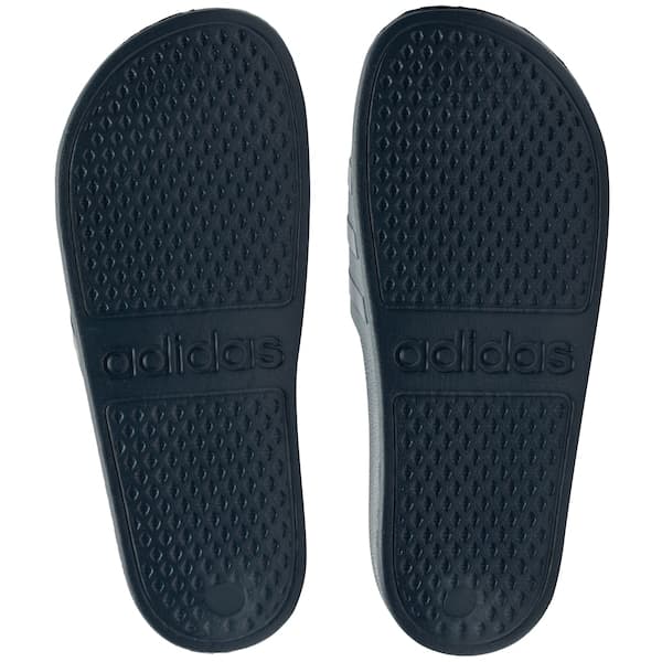 Sola do Adidas Adilette Aqua Slipper azul marinho, com logo Adidas.