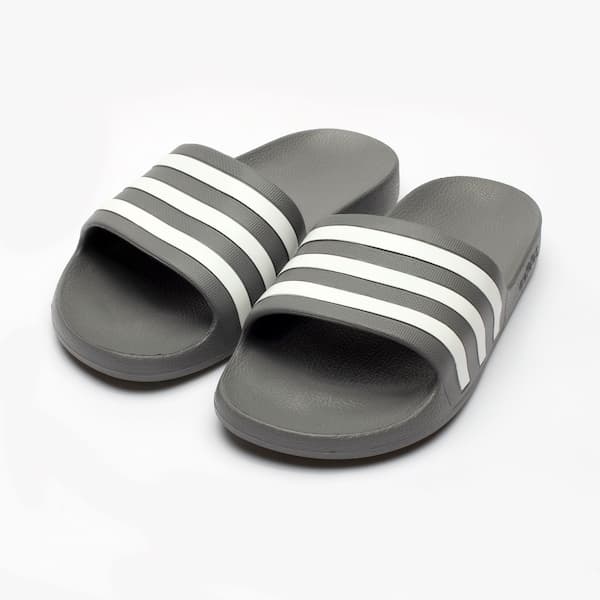 Adidas Adilette Aqua, chinelo unissex em cinza e branco com logo Adidas.