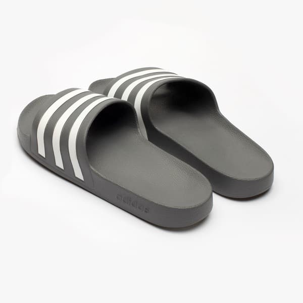 Adidas Adilette Aqua, chinelo unissex cinza e branco com três listras brancas.
