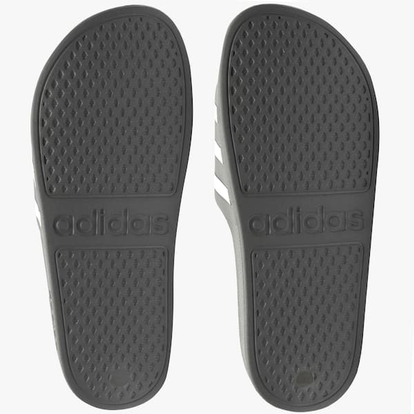 Solado do chinelo Adidas Adilette Aqua, unissex, em cinza com logo Adidas.