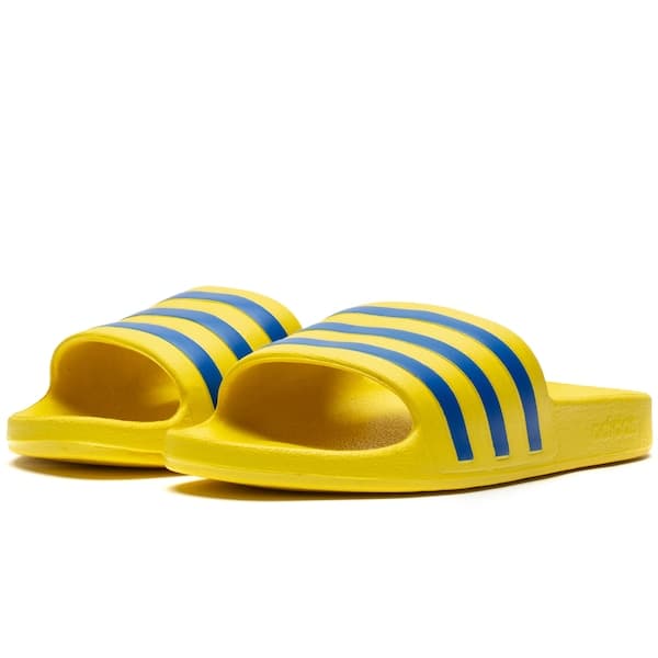 Chinelo Adidas Adilette Aqua amarelo com faixas azuis